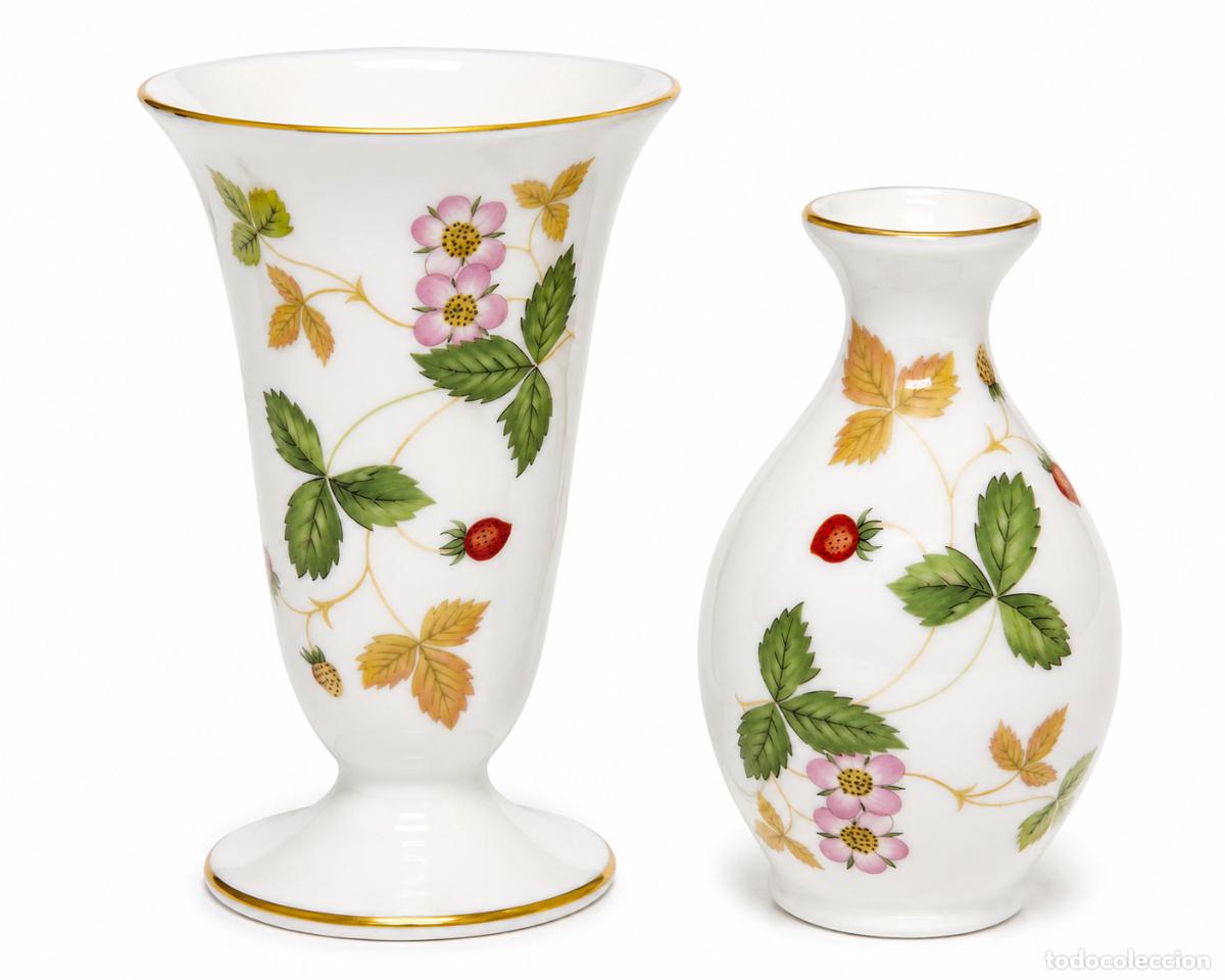 Antig&uuml;edades: Jarrones de Porcelana Fina (bone china) - Prestigiosa Marca Brit&aacute;nica Wedgwood - Decorado con Fresa