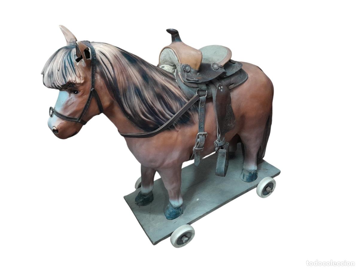 Antiquit&auml;ten: CABALLO BALANC&Iacute;N CON RUEDAS DE JUGUETE. SIGLO XX.