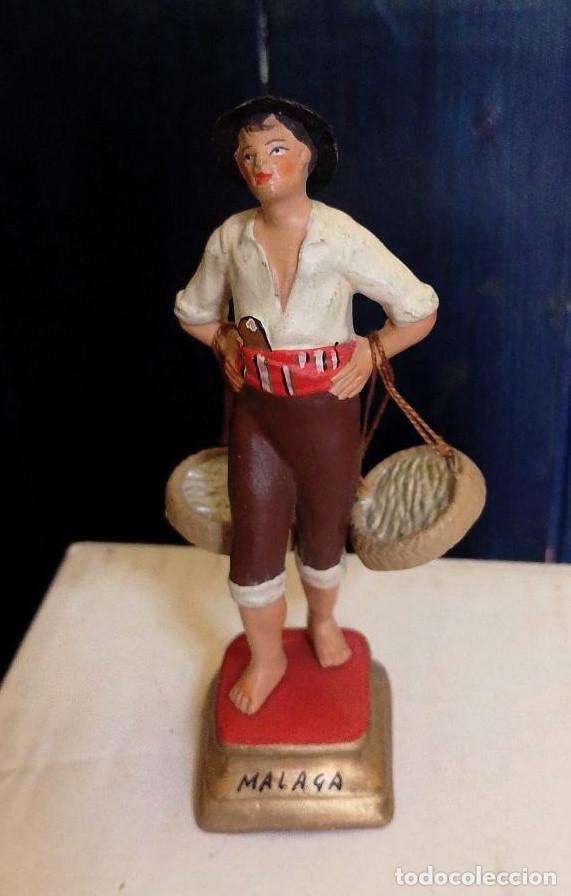 Antig&uuml;edades: figura de barro malague&ntilde;o costumbrista &rdquo;cenachero&rdquo; 12 cm primera mitad del siglo XX