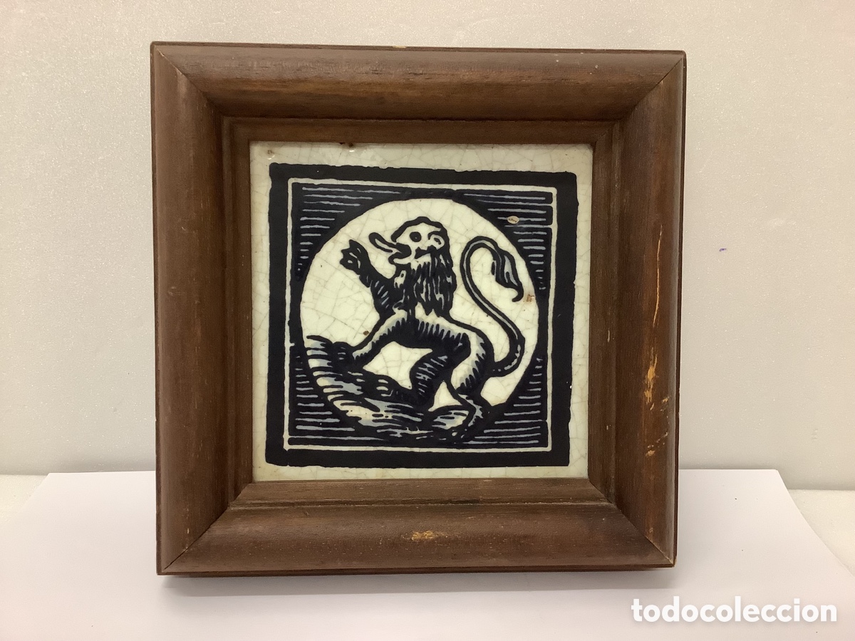 Antig&uuml;edades: AZULEJO SOCCARRAT LEON RAMPANTE EN MARCO DE MADERA