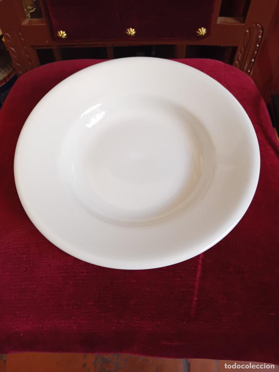 Antig&uuml;edades: Plato hondo de porcelana de cada de los 70