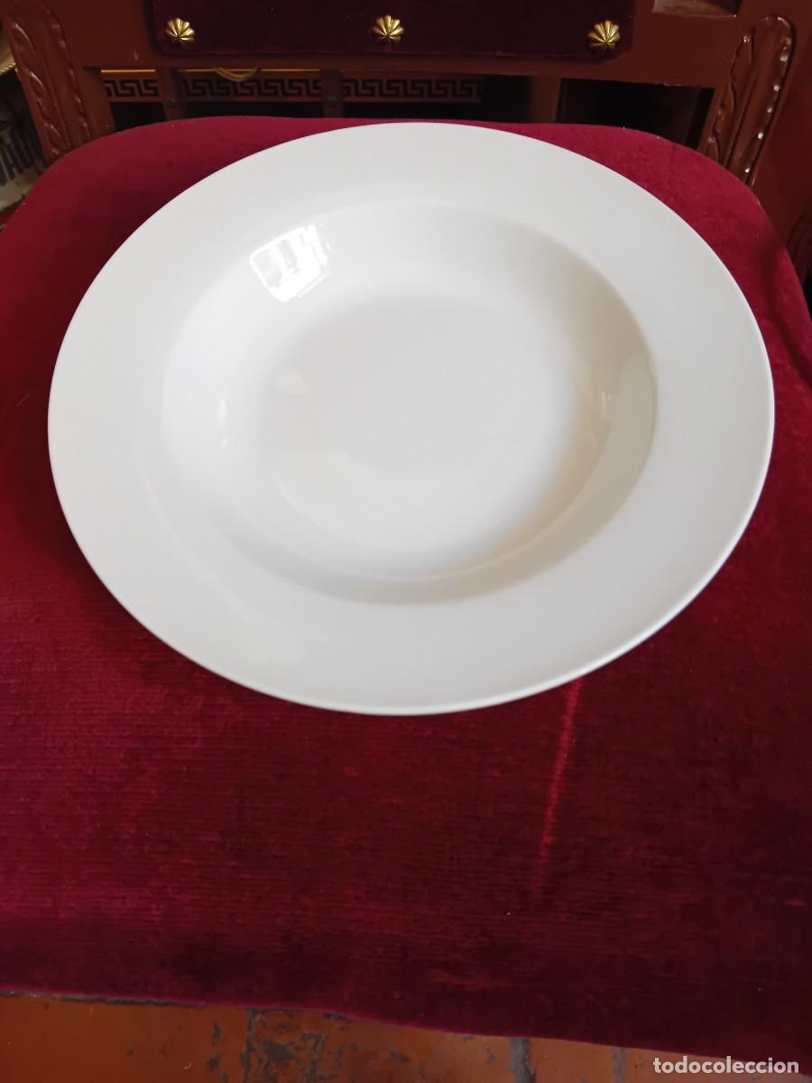 Antig&uuml;edades: Plato hondo de porcelana de cada de los 70