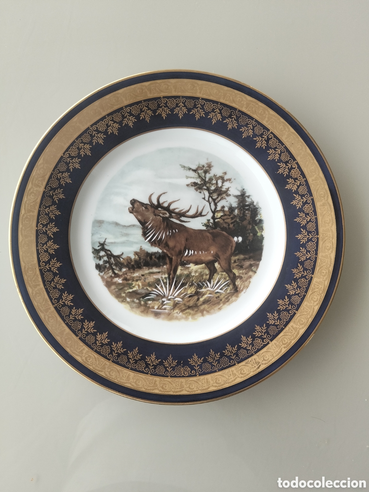 Antig&uuml;edades: Plato de Caza Porcelana Limoges. Ciervo. Azul Cobalto y Oro. Rehauss&eacute; Main.