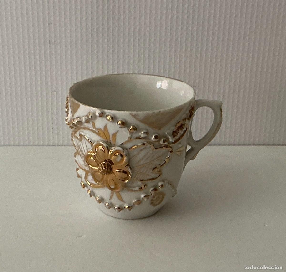 Antig&uuml;edades: Taza de Vitrina Porcelana en Relieve Dorado y Perlado - Cabinet Cup Bohemia c. 1900