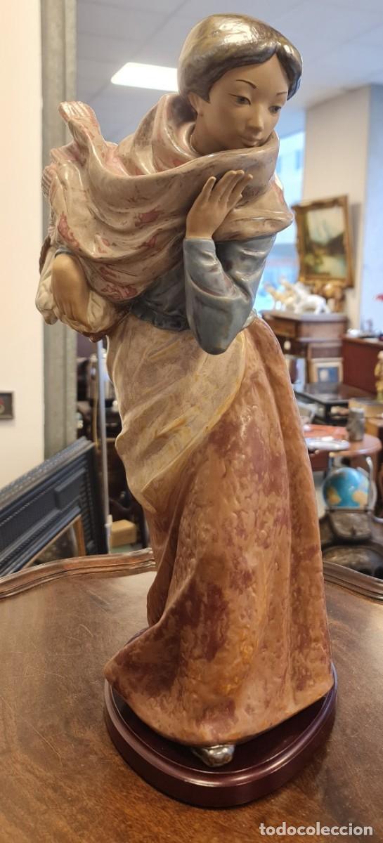 Antig&uuml;edades: Figura Campesina con mant&oacute;n de Nao By Lladro