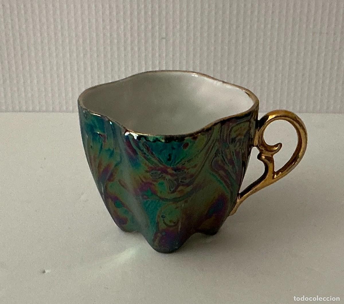 Antig&uuml;edades: Taza Caf&eacute; Moca Porcelana Iridiscente Verde Tornasol Filo Dorado - Neorrococ&oacute; c. 1950