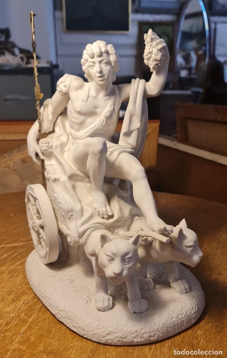 Antig&uuml;edades: Baco en su Carro Triunfal Tirado por Panteras Escultura de Porcelana Biscuit de Estilo Neocl&aacute;sico