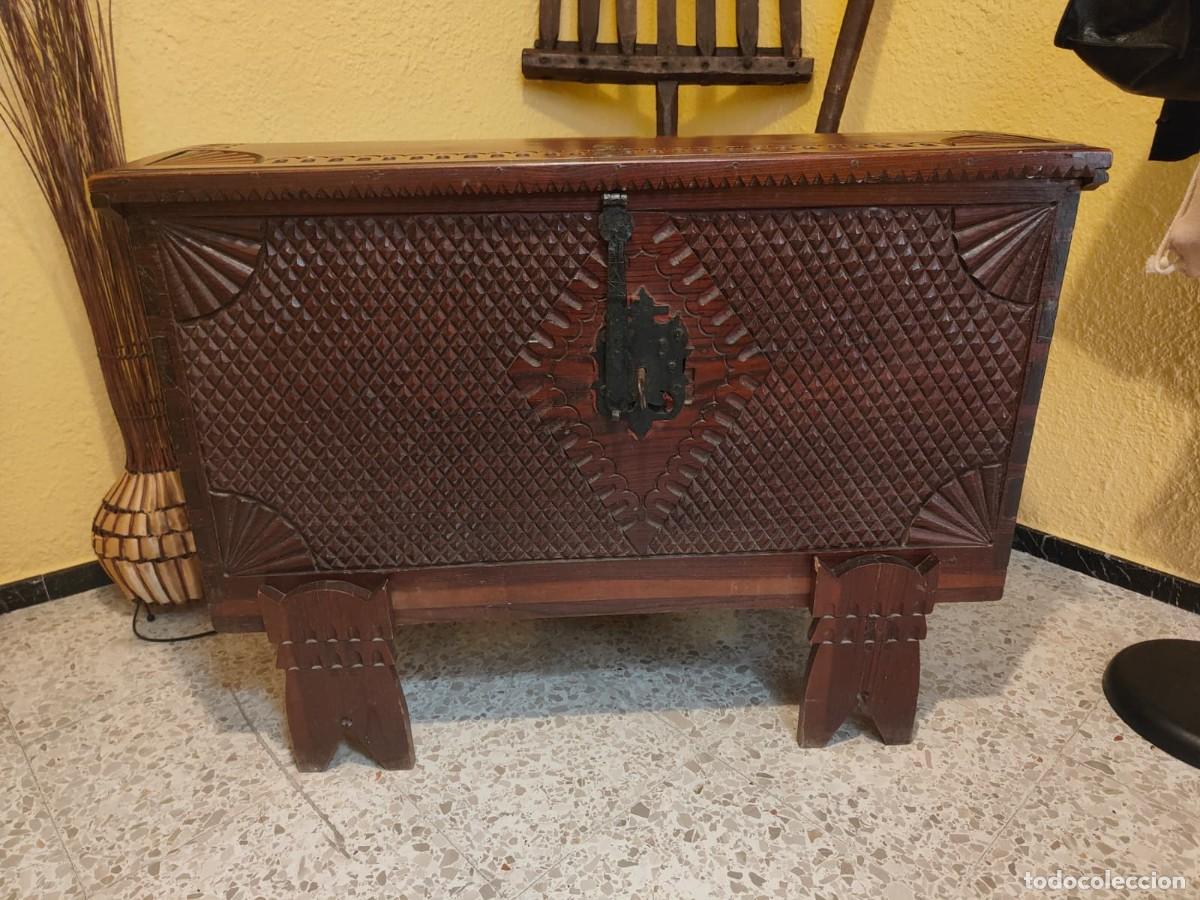 Antig&uuml;edades: Caja de cedro tallada a mano