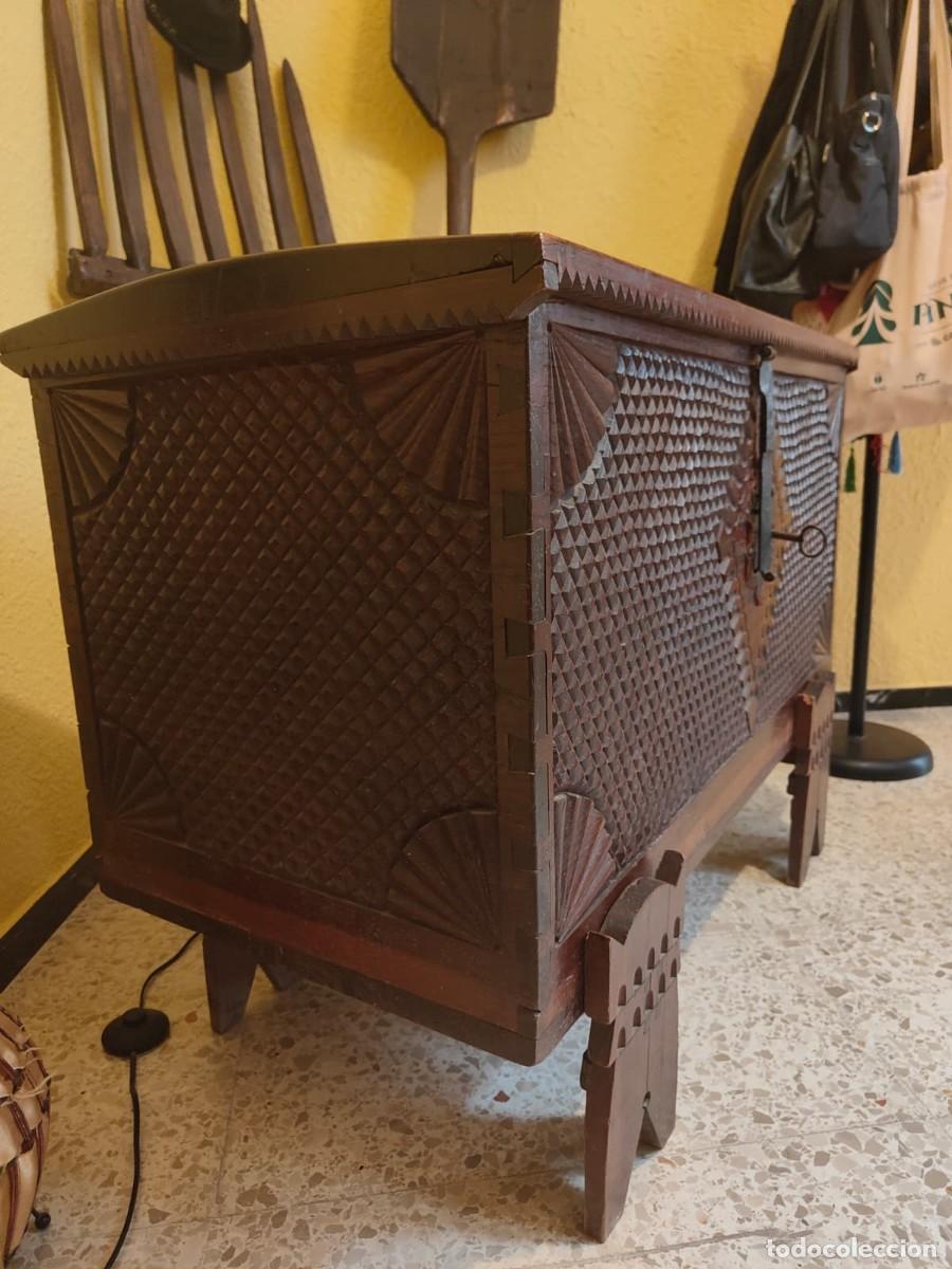 Antig&uuml;edades: Caja de cedro tallada a mano - Foto 2