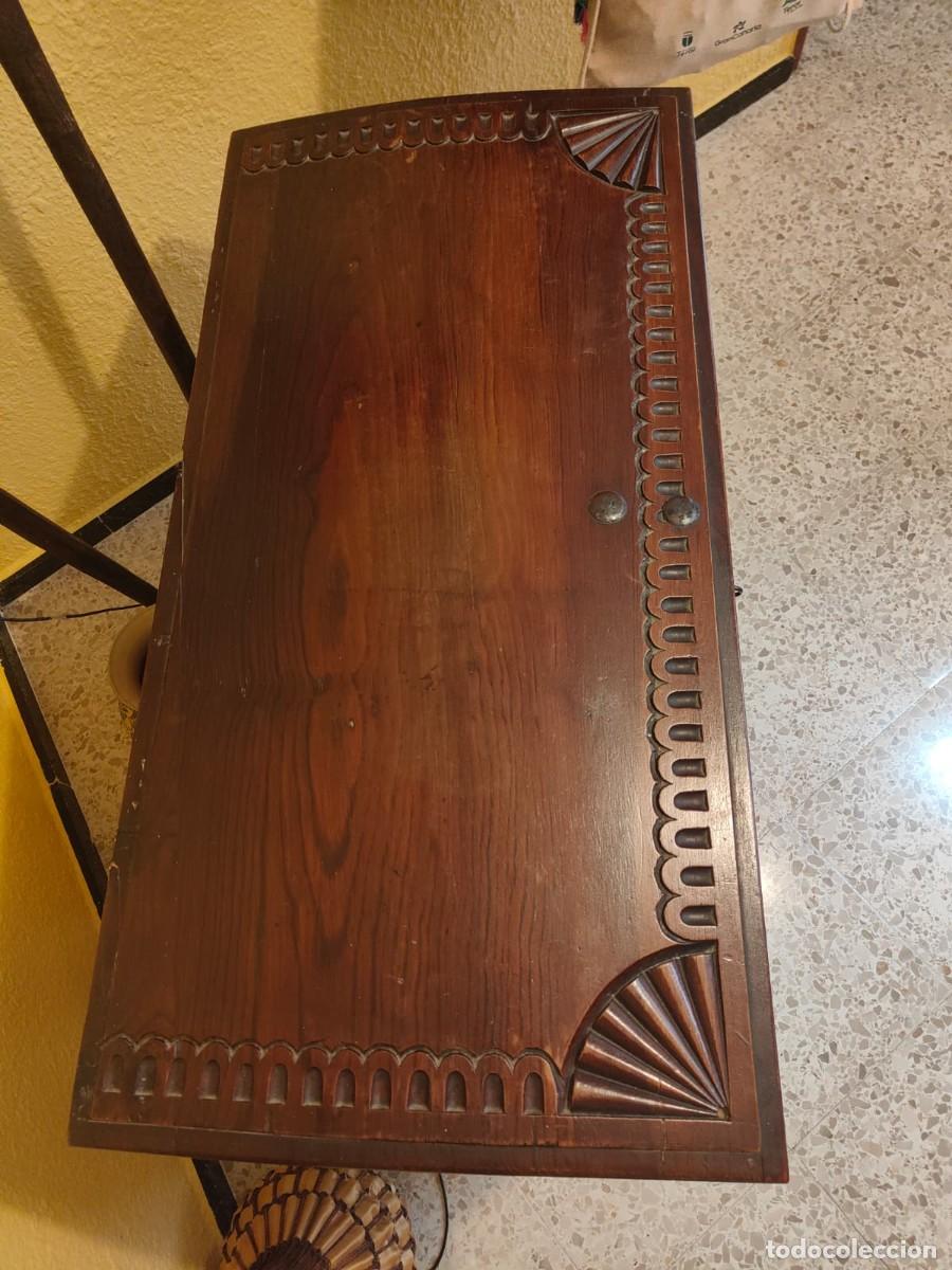 Antig&uuml;edades: Caja de cedro tallada a mano - Foto 3