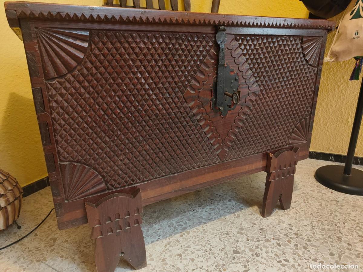 Antig&uuml;edades: Caja de cedro tallada a mano - Foto 4