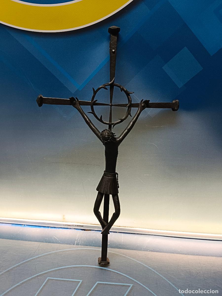 Antig&uuml;edades: Crucifijo en hierro forjado, 47 cm. de alto, estilo abstracto, minimalista y brutalista