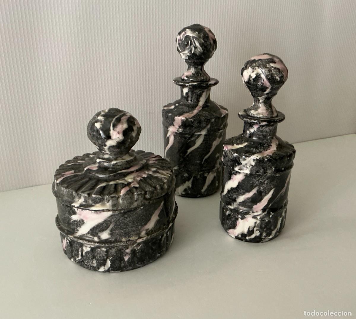 Antig&uuml;edades: Juego Tocador Porcelaine de Paris. Porcelana Marmoleada Neo-R&eacute;gence, c. 1950. 3 Piezas