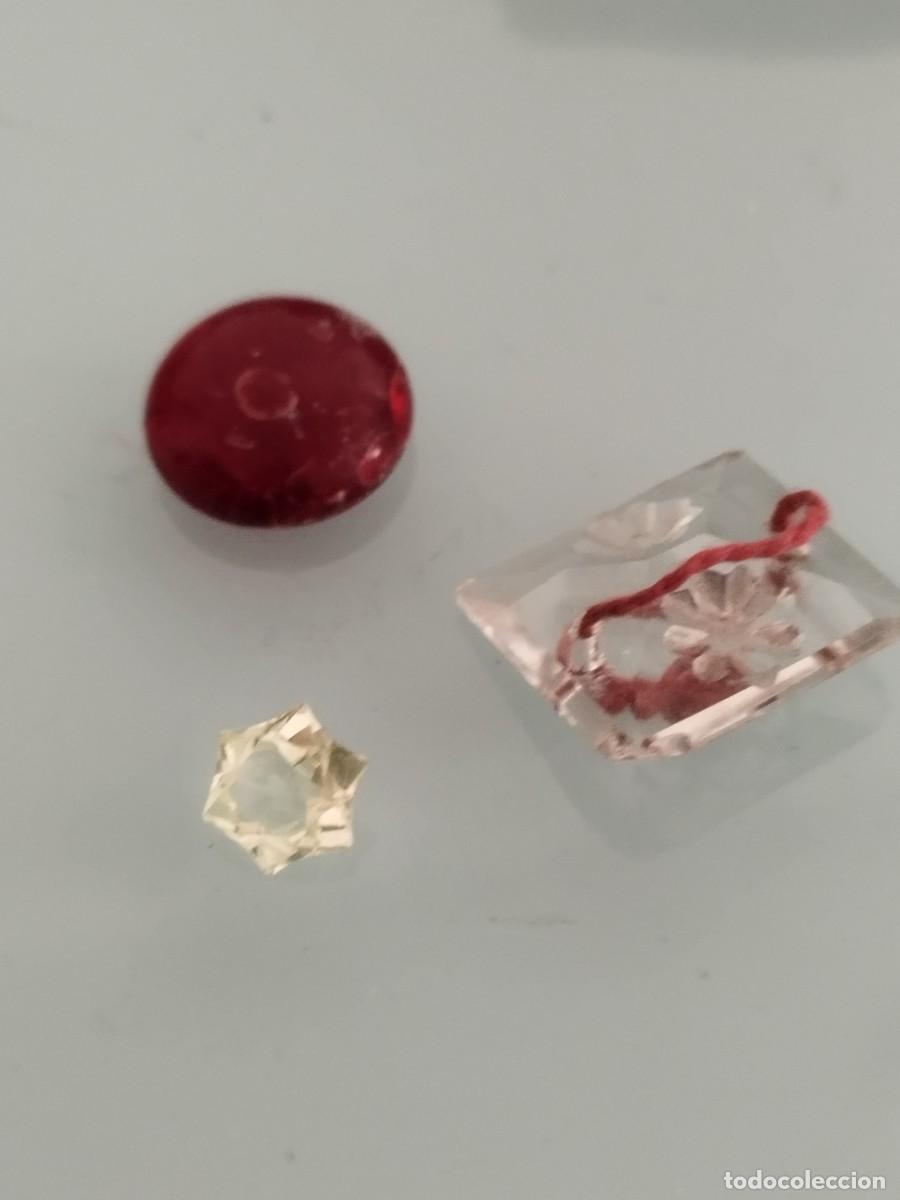 Antig&uuml;edades: Tres antiguos adornos de cristal, rallado.