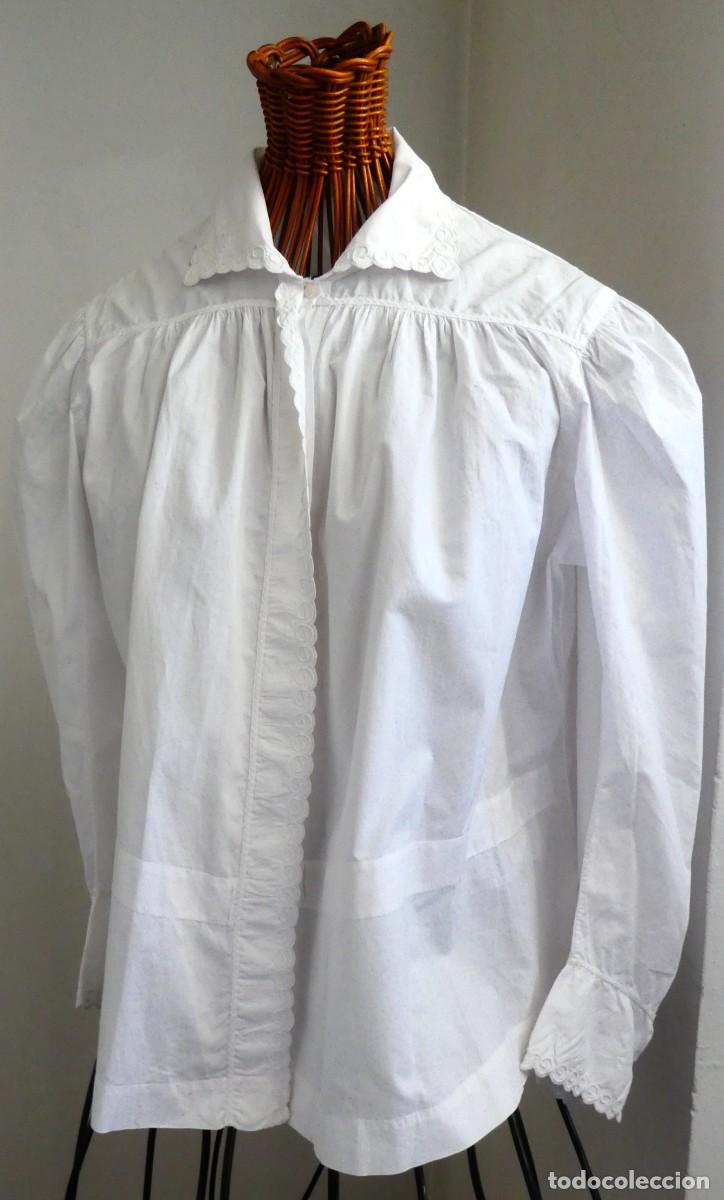 Antig&uuml;edades: ANTIGUA CAMISA BORDADA - MANGAS ABULLONADAS PPIO.S.XX