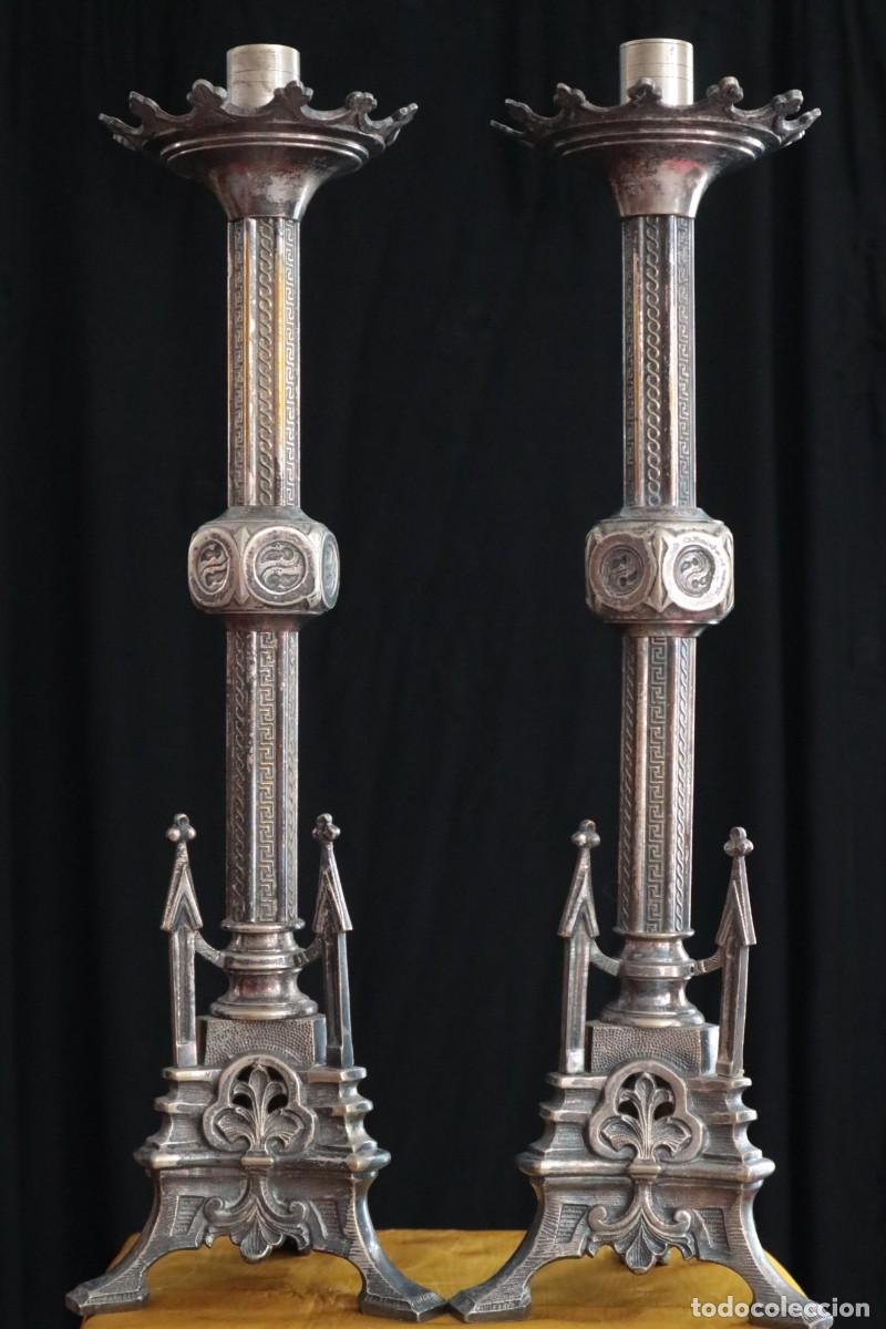 Antig&uuml;edades: Pareja de candelabros neog&oacute;ticos elaborados en bronce plateado. S. XIX. Miden 44 cm de altura.