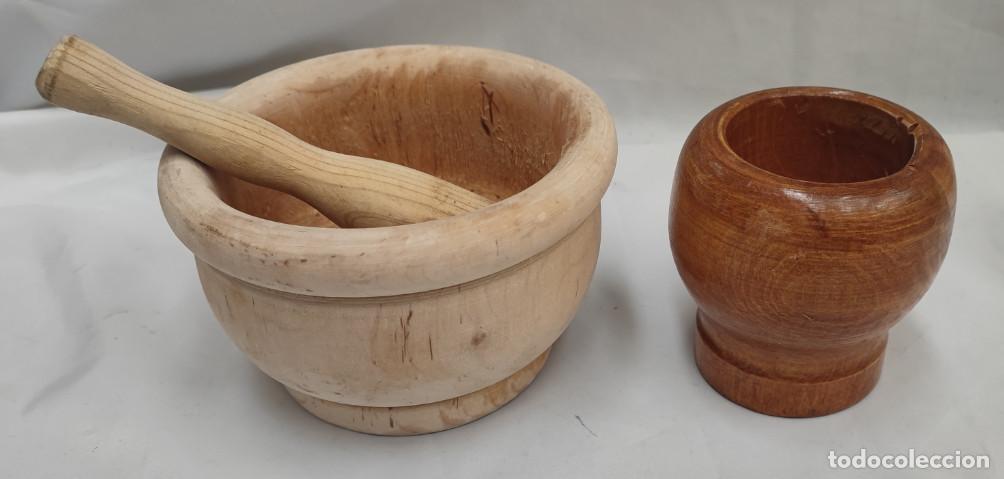 Antig&uuml;edades: LOTE DE 2 MORTEROS DE MADERA CON UNA MANO O MAJA, 16 X 9,5 Y 9,5 X 9 CM, ALMIREZ