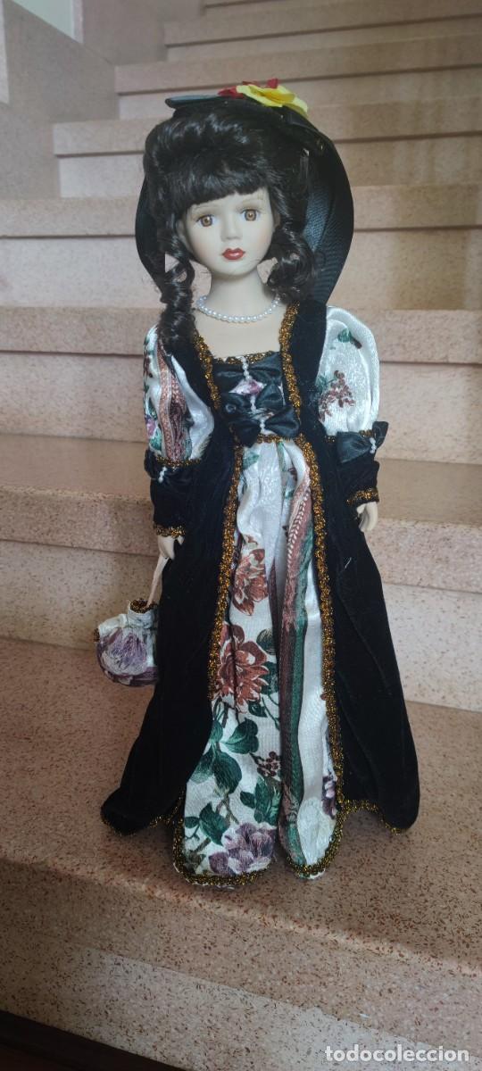 Antig&uuml;edades: Mu&ntilde;eca de porcelana de colecci&oacute;n-Vestido de &eacute;poca y caja original