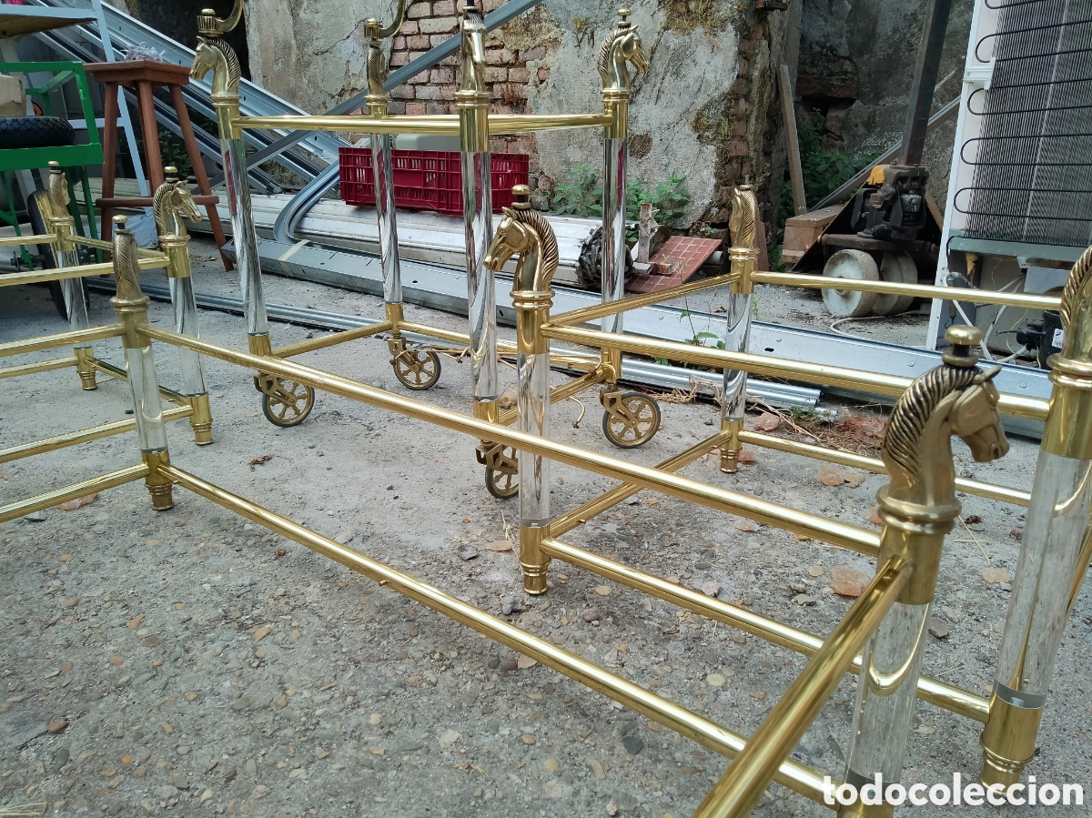 Antig&uuml;edades: Exclusivo conjunto de mesas de centro y auxiliares en lat&oacute;n dorado, cristal y columnas Dise&ntilde;ocuestre