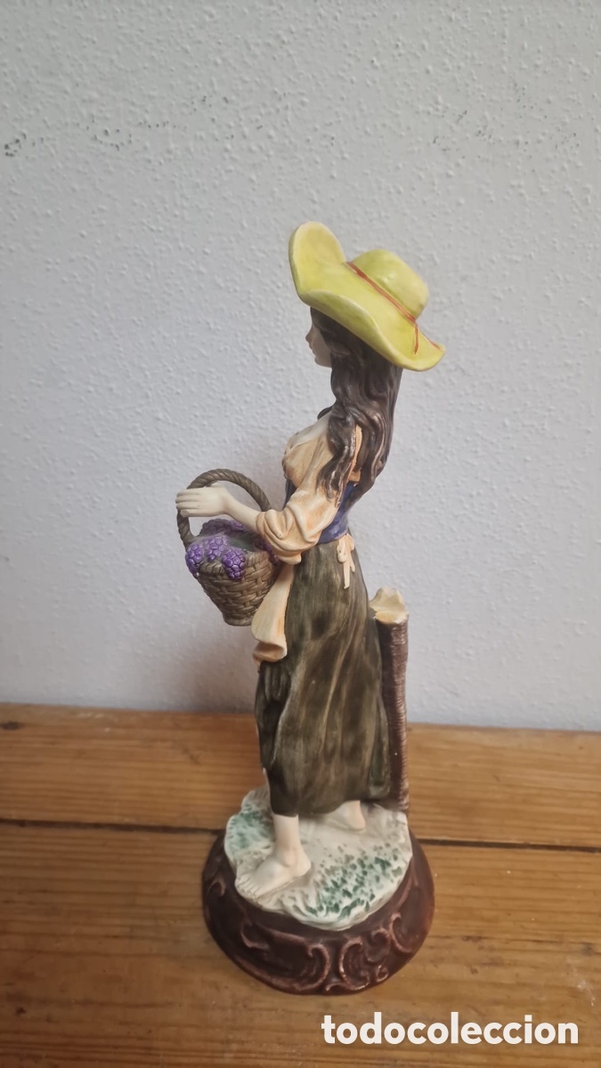 Antig&uuml;edades: Figura decorativa mujer con cesta - Foto 4