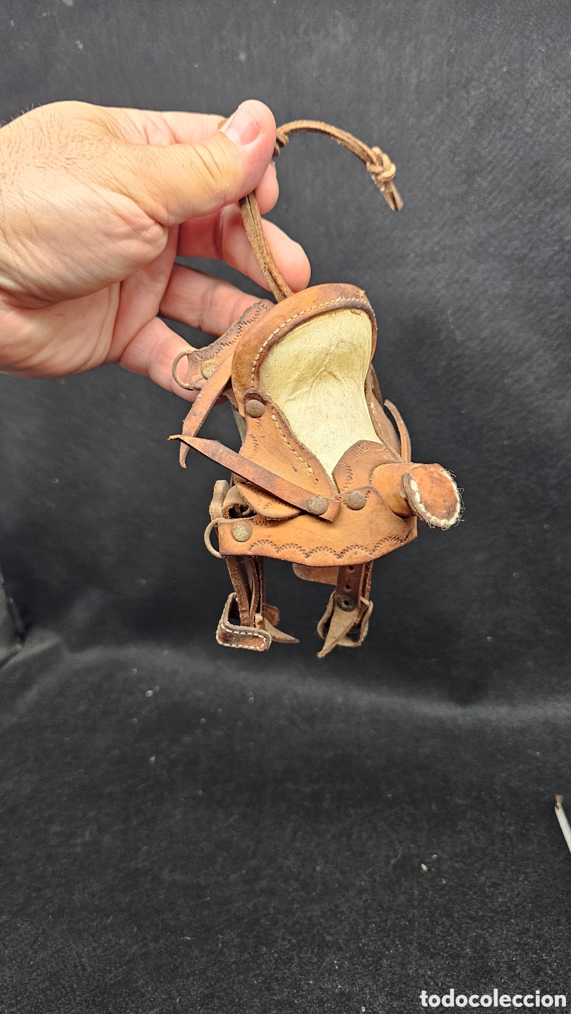 Antig&uuml;edades: Montura de caballo decorativa en miniatura