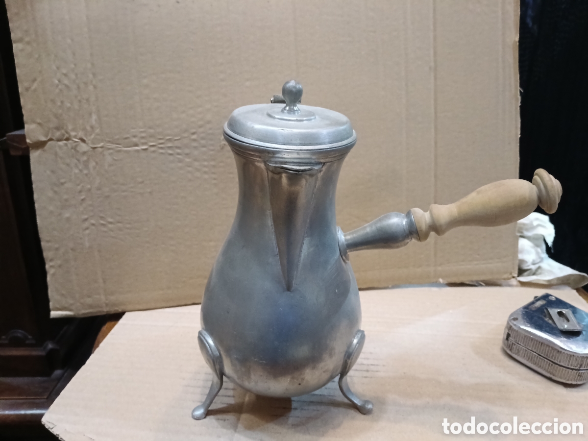 Antig&uuml;edades: Lechera de esta&ntilde;o xix pun&ntilde;o de madera