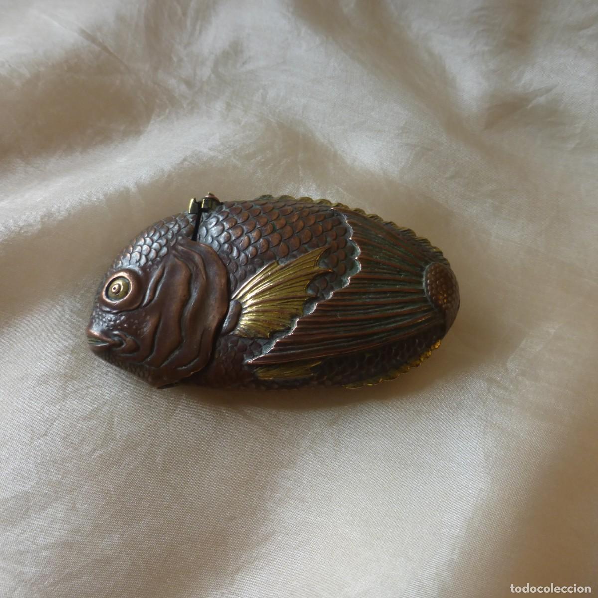 Antig&uuml;edades: JAPANESE NOVELTY MATCHSAFE VESTA CASE FISH MEIJI CERILLERO CAJA JAPON CARPA S. XIX COBRE
