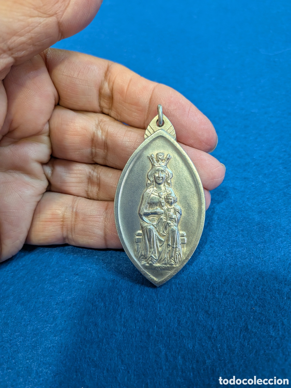 Antig&uuml;edades: Antigua medalla religiosa, virgen con ni&ntilde;o. metal plateado. REF-5290.ca4