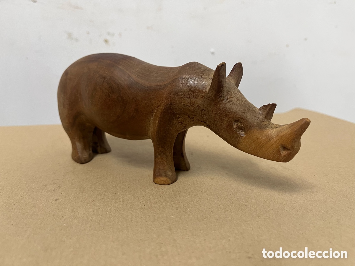 Antig&uuml;edades: Figura de Rinoceronte Tallado en Madera Maciza.