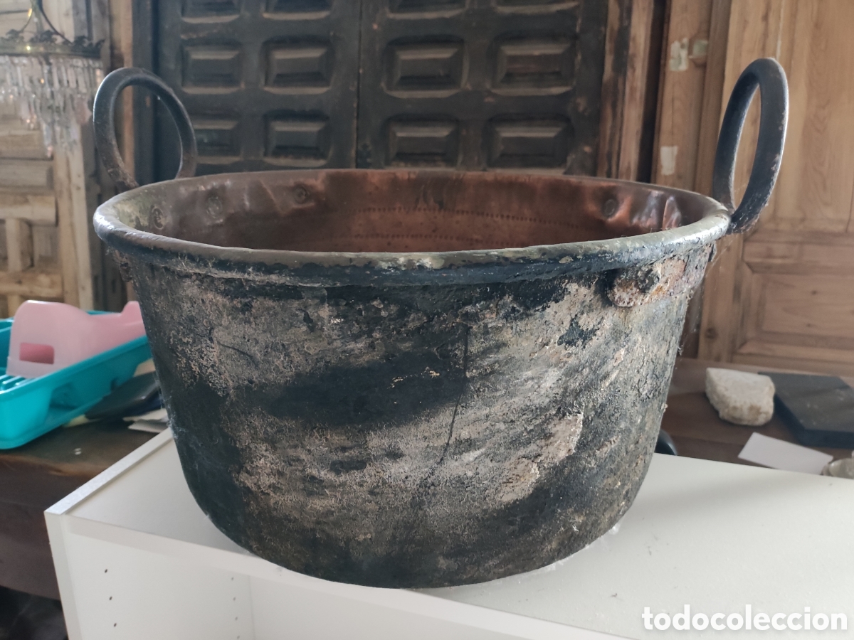 Antig&uuml;edades: Caldero de cobre de dos asas cincelado