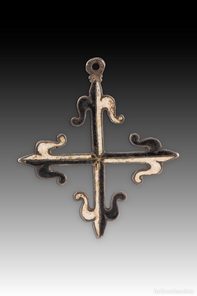 Antig&uuml;edades: Cruz de la Orden de Predicadores o h&aacute;bito de Santo Domingo. Bronce sobredorado, esmalte. Siglo XVII.