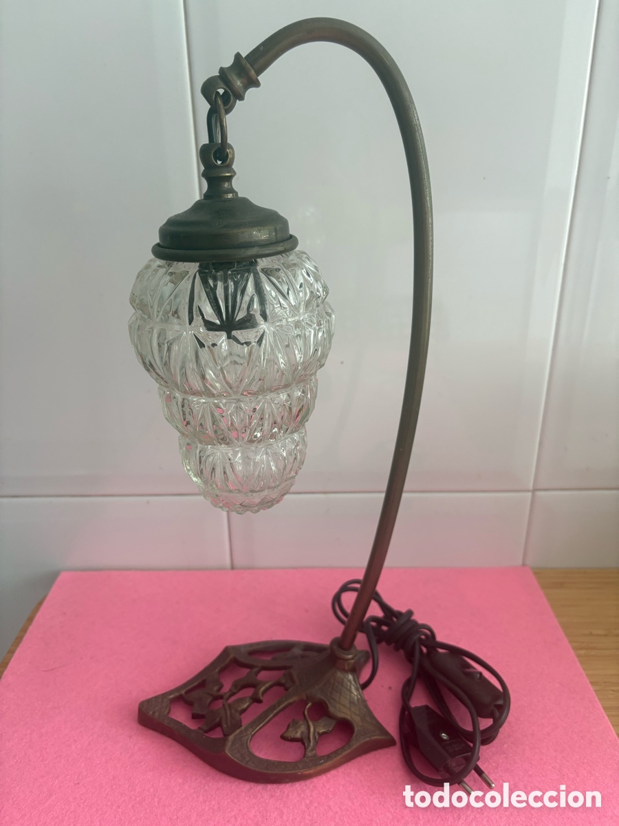 Antig&uuml;edades: Antigua l&aacute;mpara de mesa modernista en bronce y cristal racimo (A17)
