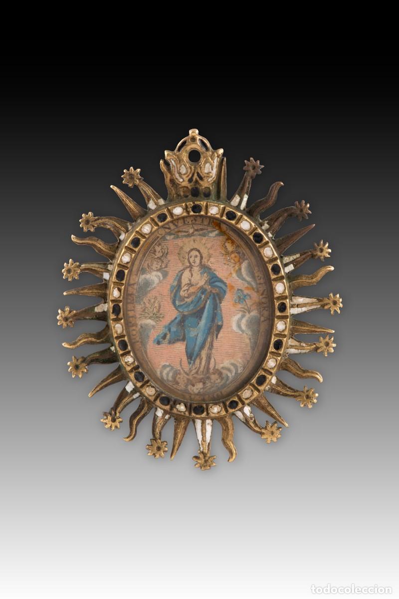 Antig&uuml;edades: Colgante devocional; Nuestra Se&ntilde;ora de la Porter&iacute;a. Bronce, esmalte, vidrio, etc. S XVII