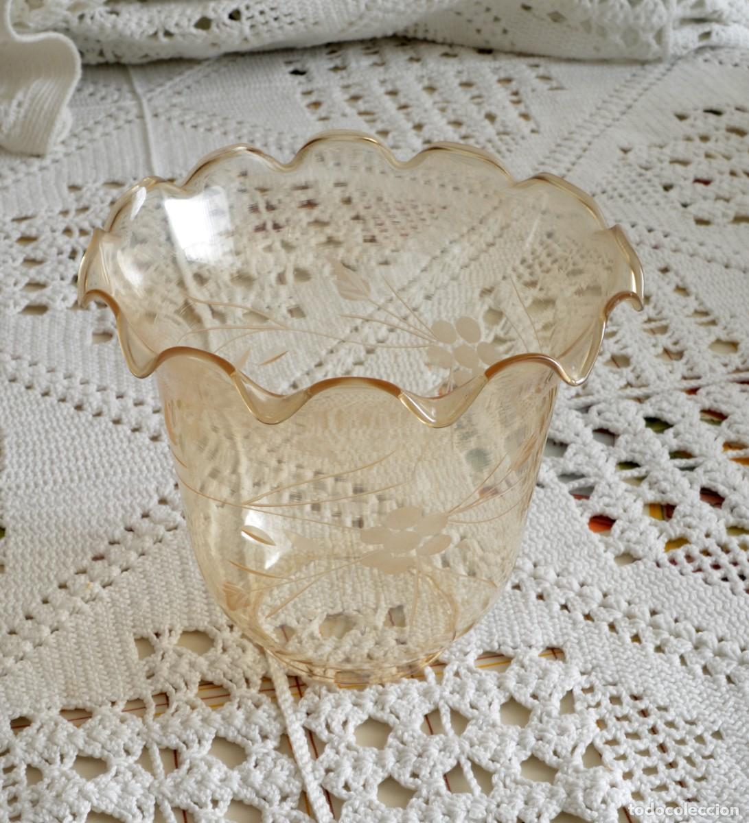 Antig&uuml;edades: Tulipa de l&aacute;mpara de cristal vintage con delicados adornos de flores