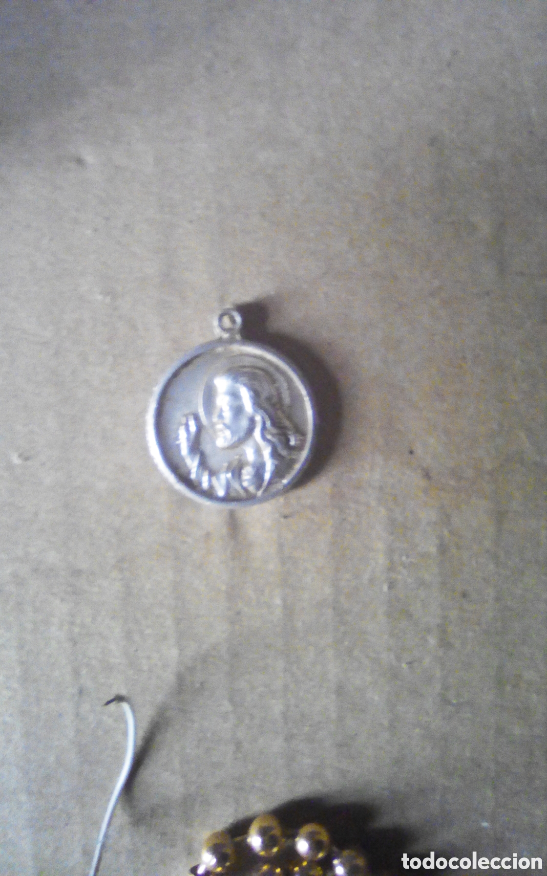 Antig&uuml;edades: Medalla de aluminio. Jes&uacute;s del sagrado coraz&oacute;n y la virgen con el ni&ntilde;o. Mide 20 mm.