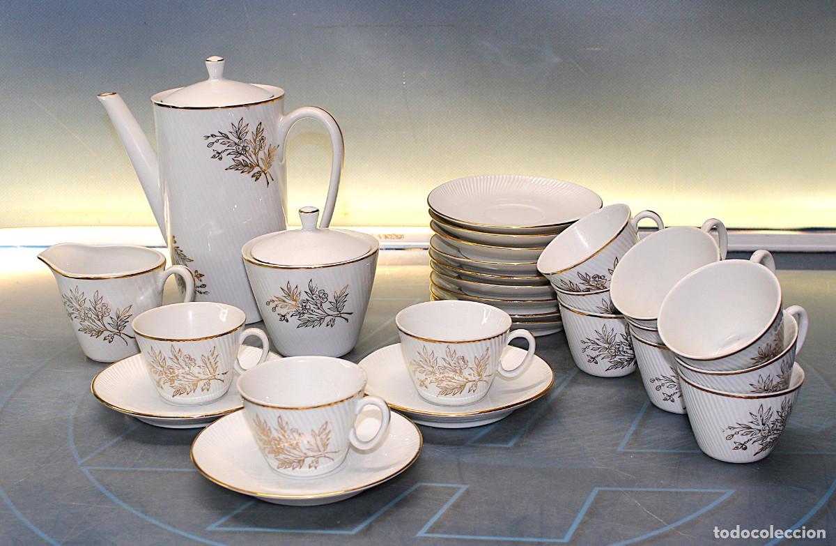 Antig&uuml;edades: Juego de caf&eacute; Santa Clara. 12 servicios blanco y oro.