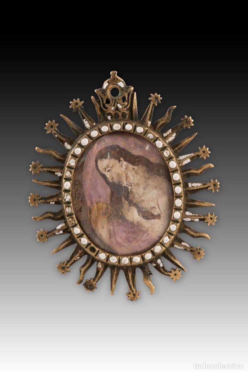 Antig&uuml;edades: Colgante devocional. Bronce, esmalte, etc. Escuela espa&ntilde;ola, siglo XVII