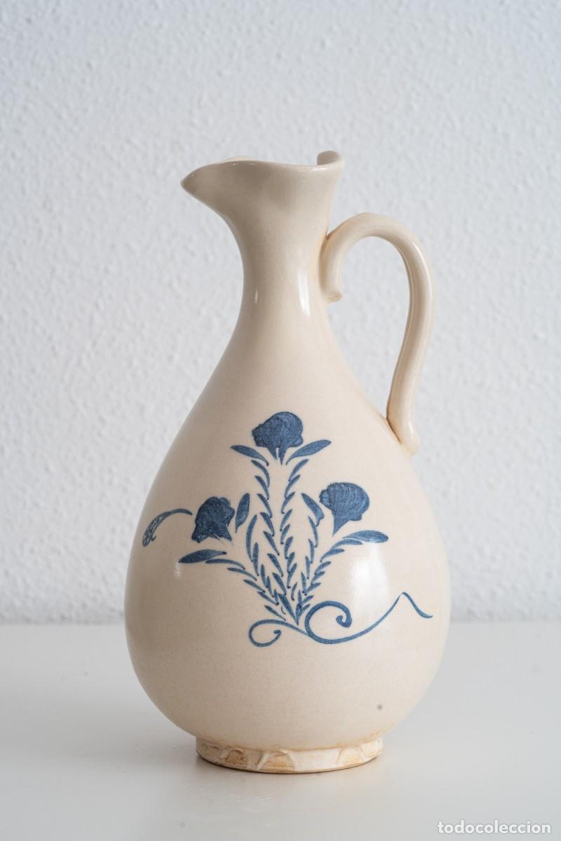 Antig&uuml;edades: Jarra de porcelana azul y blanca sobre cubierta, horno Xing, dinast&iacute;a Tang, China (618-907 d. C.)