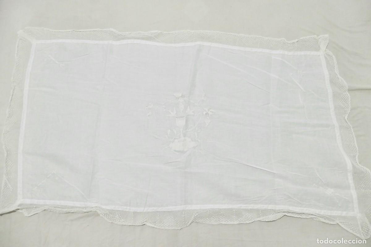 Antig&uuml;edades: Mantel de Lino Blanco Antiguo con Bordado Eucar&iacute;stico y Encaje de Bolillos - 142 x 84 cm