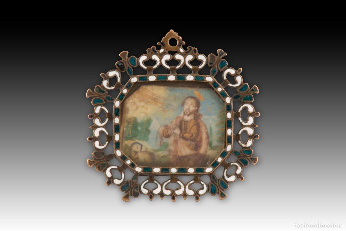Antig&uuml;edades: Colgante devocional o placa de cofrad&iacute;a. Bronce, esmalte, etc. Espa&ntilde;a, siglo XVII.