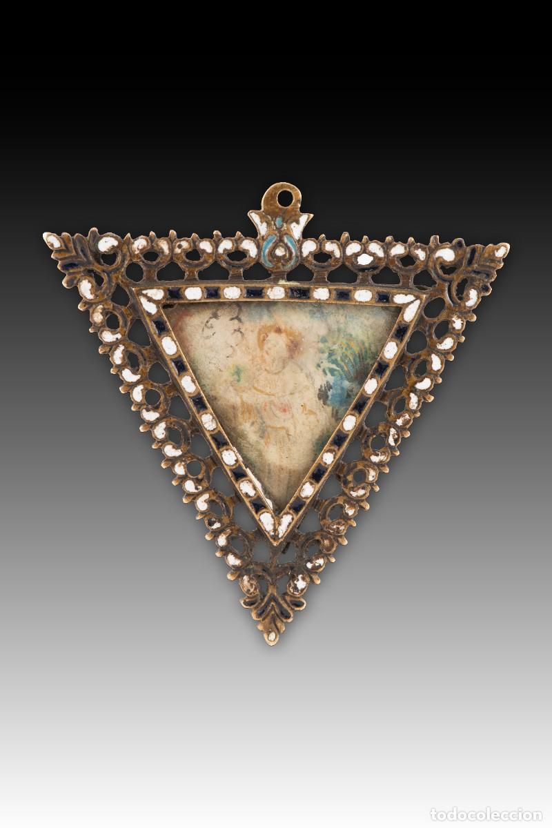 Antig&uuml;edades: Medall&oacute;n devocional o firmeza. Bronce, esmalte, vidrio, etc. Escuela espa&ntilde;ola, siglo XVII.