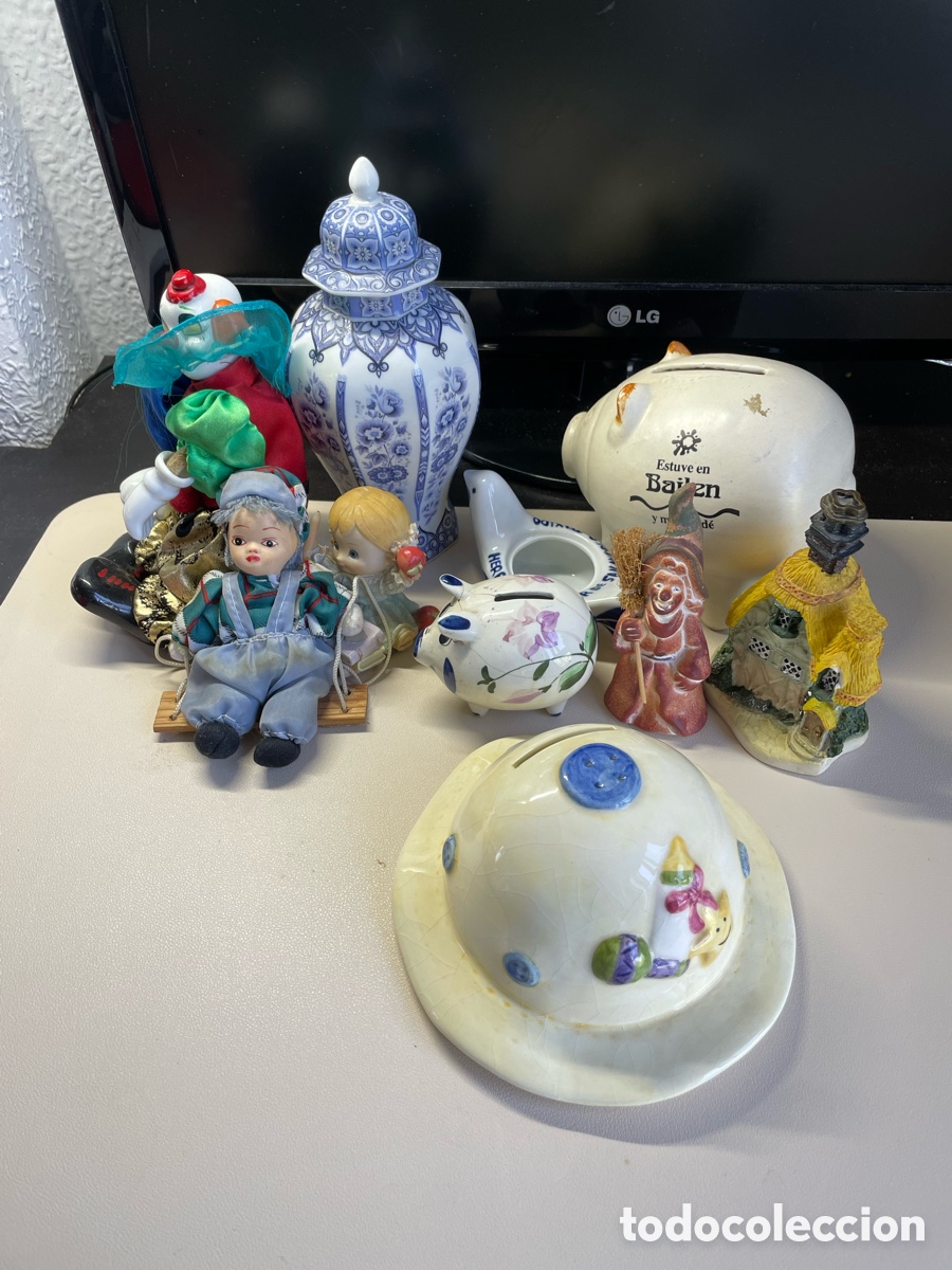 Antig&uuml;edades: Lote de mu&ntilde;ecos y objetos de porcelana y cer&aacute;mica