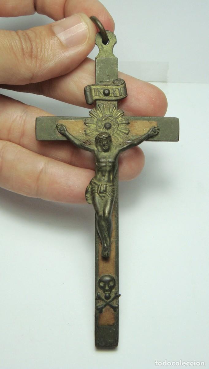 Antig&uuml;edades: Cruz relicario o de misi&oacute;n &middot; Bronce y cobre &middot; Memento Mori &middot; ca. 1750&ndash;1820