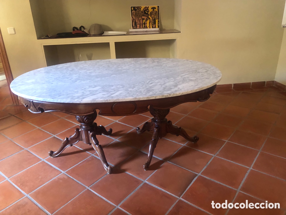 Antig&uuml;edades: mesa-velador de centro en nogal de dos patas con tapa de marmol
