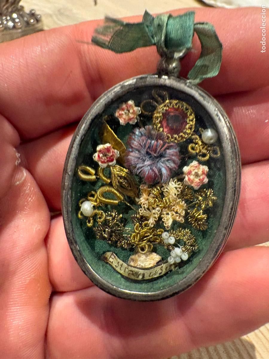 Antig&uuml;edades: Importante relicario de plata con pedreria y reliquia de museo alta &eacute;poca