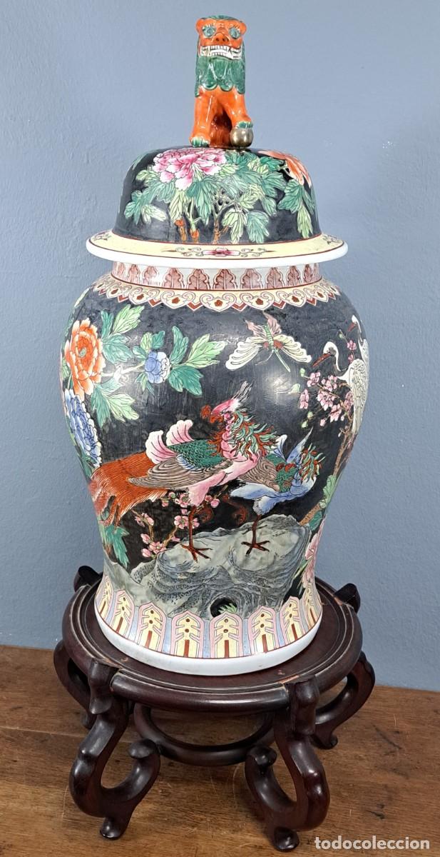 Antig&uuml;edades: Gran Jarr&oacute;n oriental de porcelana con le&oacute;n guardi&aacute;n, 86 cm