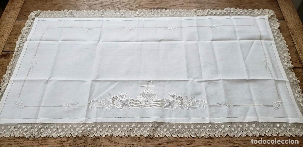Antig&uuml;edades: Gran Mantel de Altar Antiguo de Lino - 165 x 86 cm -Bordado Eucar&iacute;stico (Pez, Panes y Crism&oacute;n)Encaje