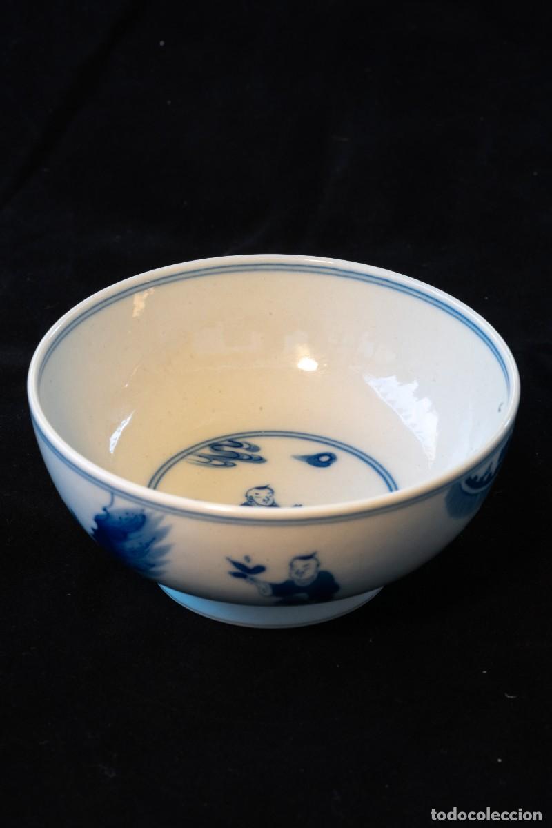 Antig&uuml;edades: Taza de porcelana china azul y blanca con decoraci&oacute;n de figuras, per&iacute;odo Kangxi (1662&ndash;1722).