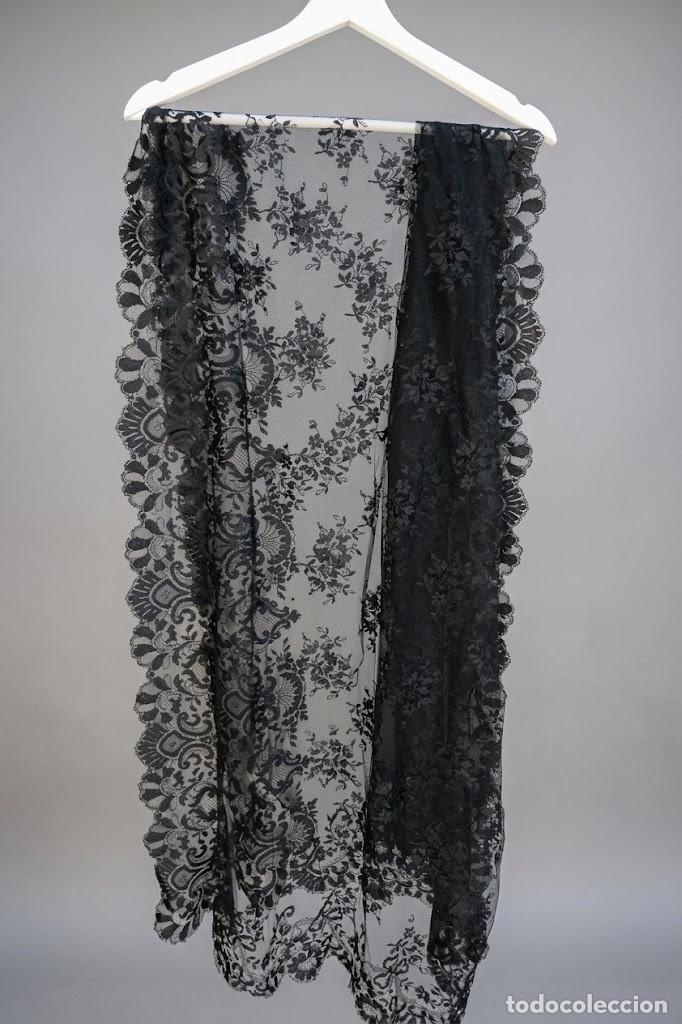 Antig&uuml;edades: Gran Mantilla / Chal Antiguo de Encaje Negro - 195 x 88 cm - Blonda Floral con Vistosa Puntilla