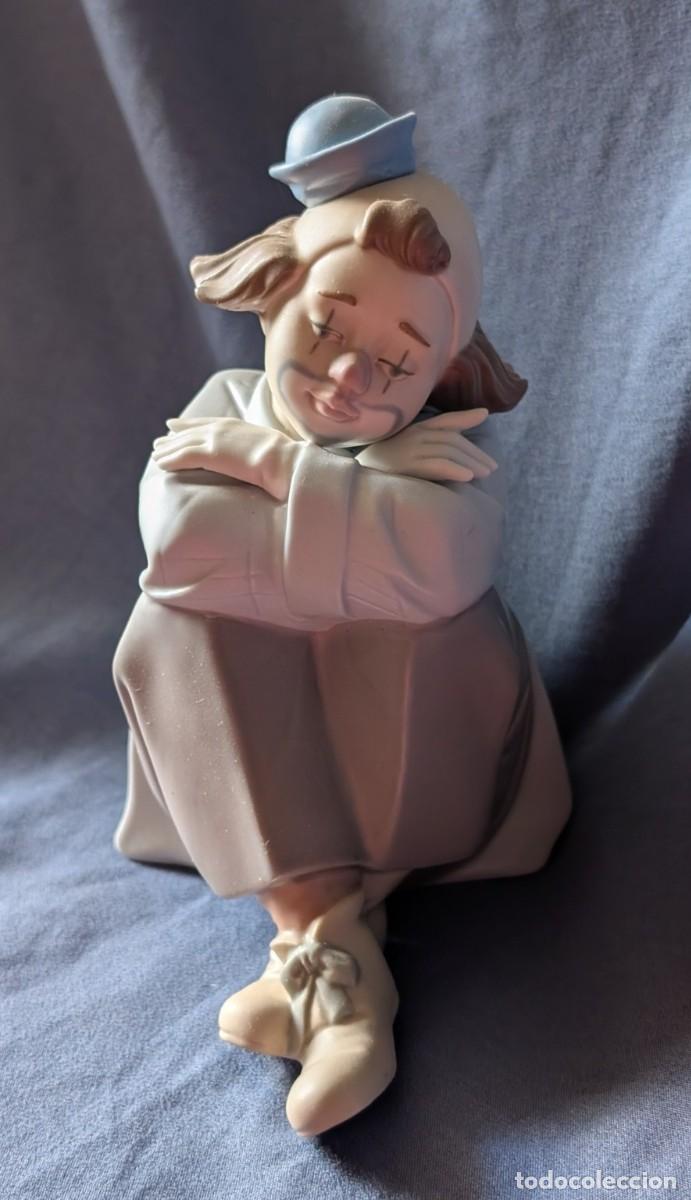Antig&uuml;edades: Figura de porcelana Nadal Payaso sentado porcelana espa&ntilde;ola 15,5 cm
